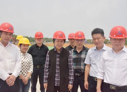 中共湘潭市委副书记、市长张迎春到天易中学建设现场调研